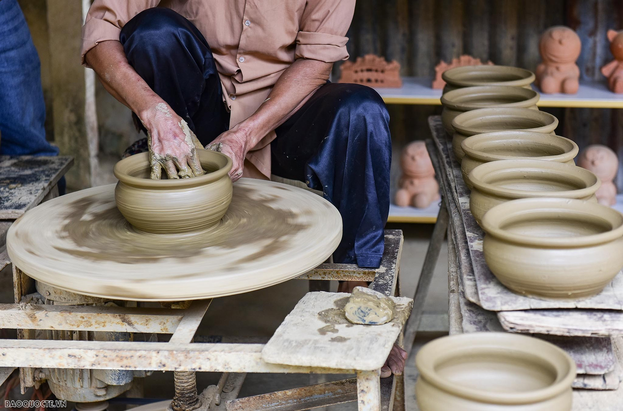 Las bulliciosas actividades alfareras de Thanh Ha han pasado a la literatura folclórica, figurando en varios refranes. Las bulliciosas actividades alfareras de Thanh Ha han pasado a la literatura folclórica, figurando en varios refranes.