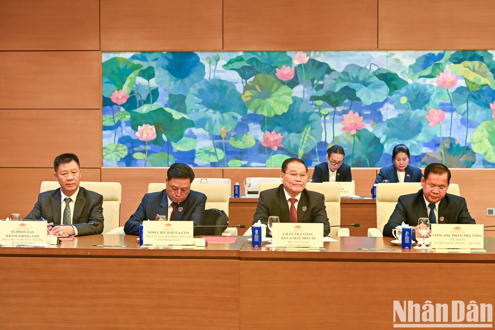 Acompañantes al dirigente laosiano. Acompañantes al dirigente laosiano.