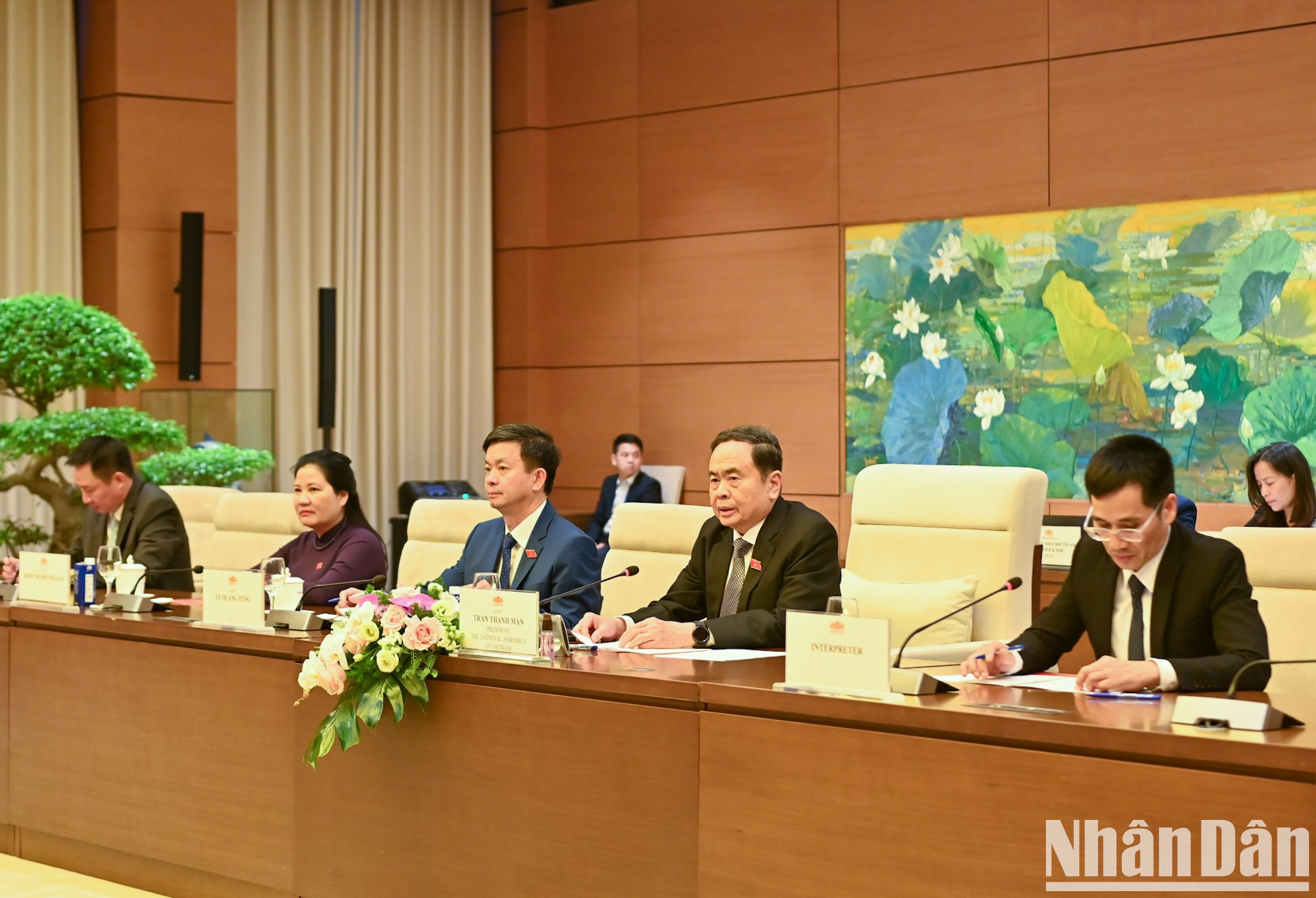 El máximo legislador vietnamita y representantes del país en la reunión. El máximo legislador vietnamita y representantes del país en la reunión.