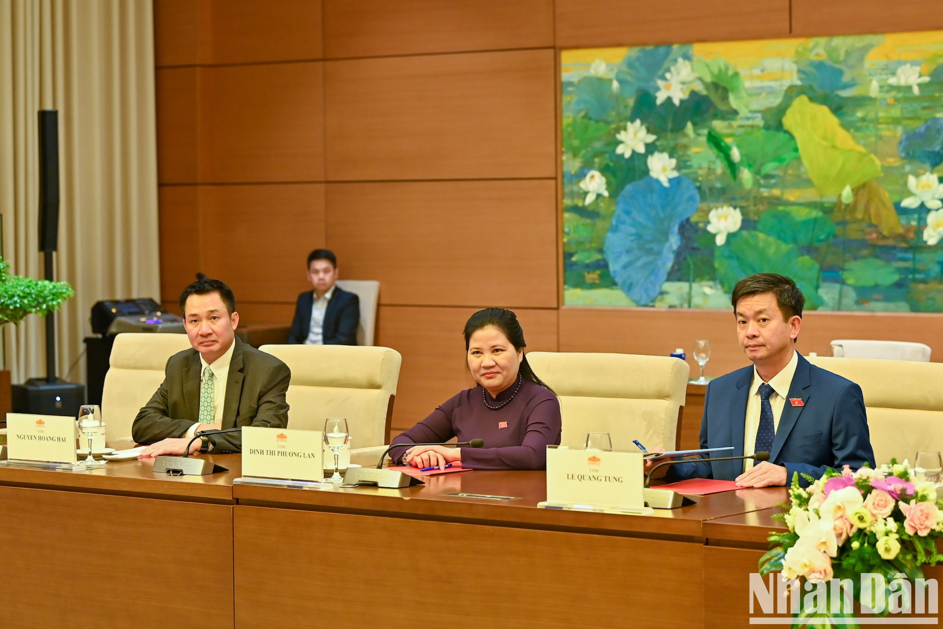 El secretario general de la Asamblea Nacional de Vietnam y jefe de la Oficina Parlamentaria, Le Quang Tung (primero a la derecha), y otros delegados anfitriones. El secretario general de la Asamblea Nacional de Vietnam y jefe de la Oficina Parlamentaria, Le Quang Tung (primero a la derecha), y otros delegados anfitriones.