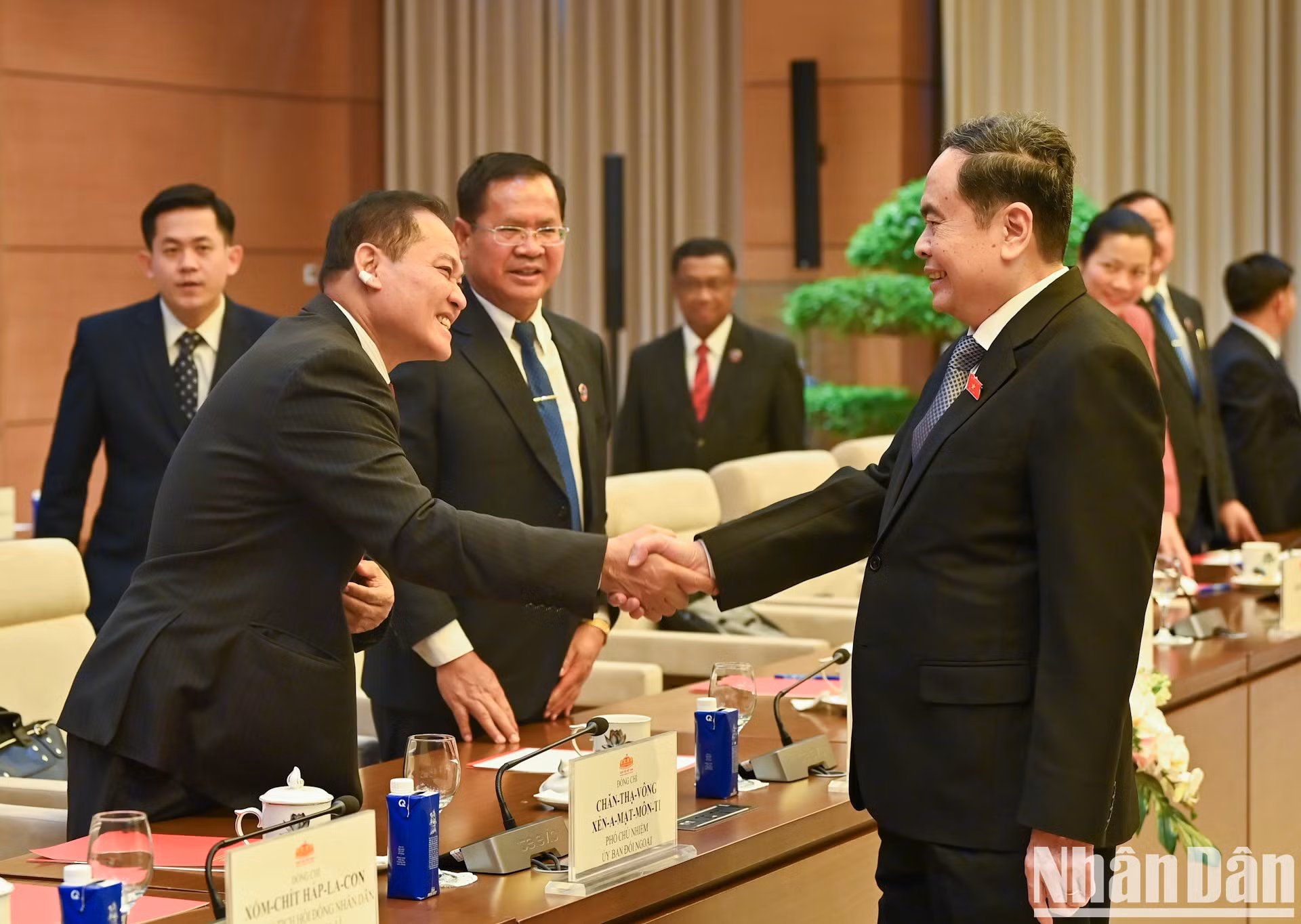 El jefe del Legislativo vietnamita y delegados de la nación vecina. El jefe del Legislativo vietnamita y delegados de la nación vecina.