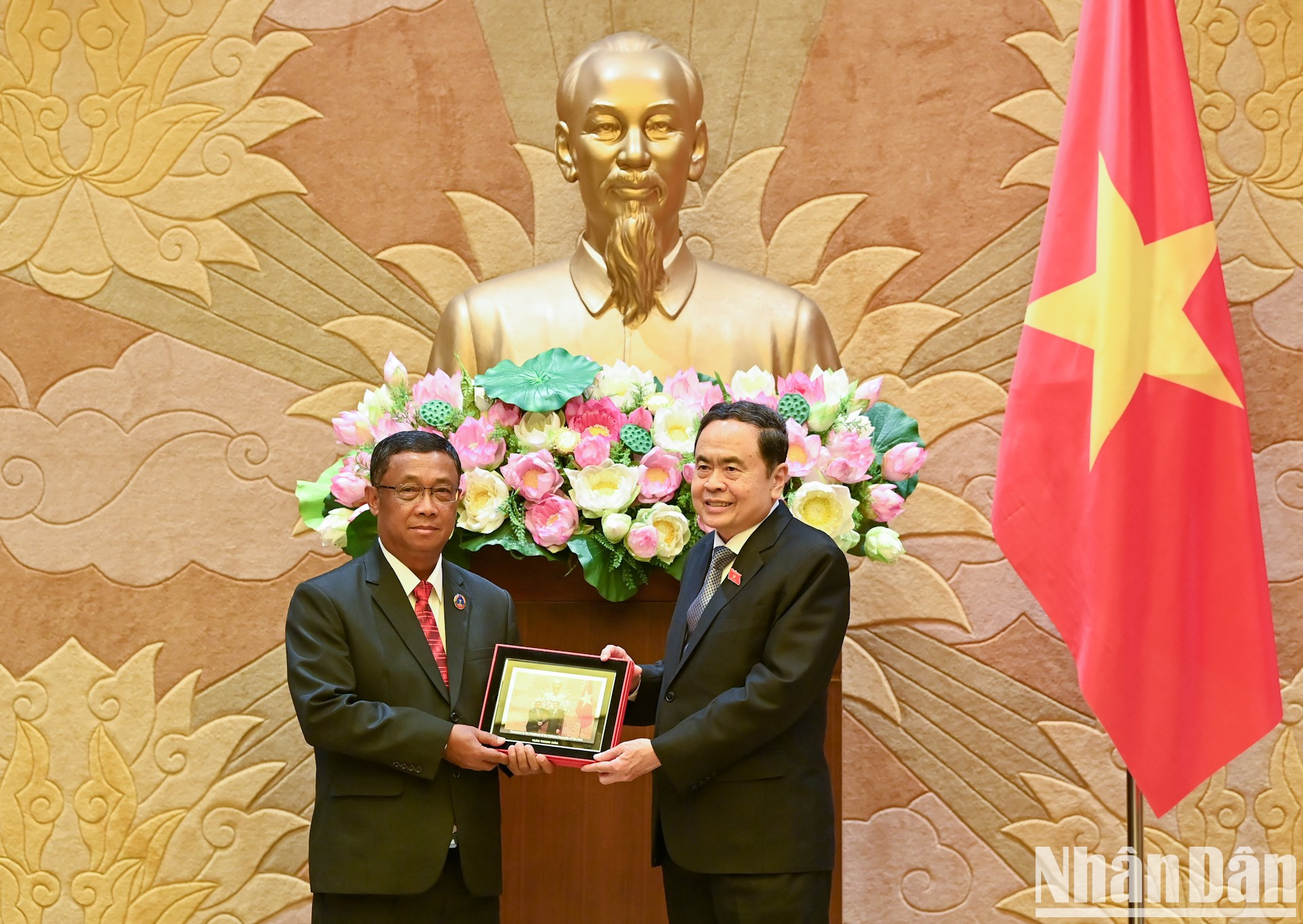 El presidente de la Asamblea Nacional de Vietnam, Tran Thanh Man, entrega un regalo de recuerdo al visitante. El presidente de la Asamblea Nacional de Vietnam, Tran Thanh Man, entrega un regalo de recuerdo al visitante.