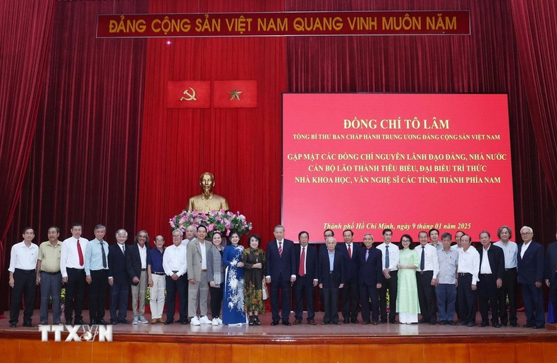 El máximo dirigente político del país posa junto a delegados a la cita.