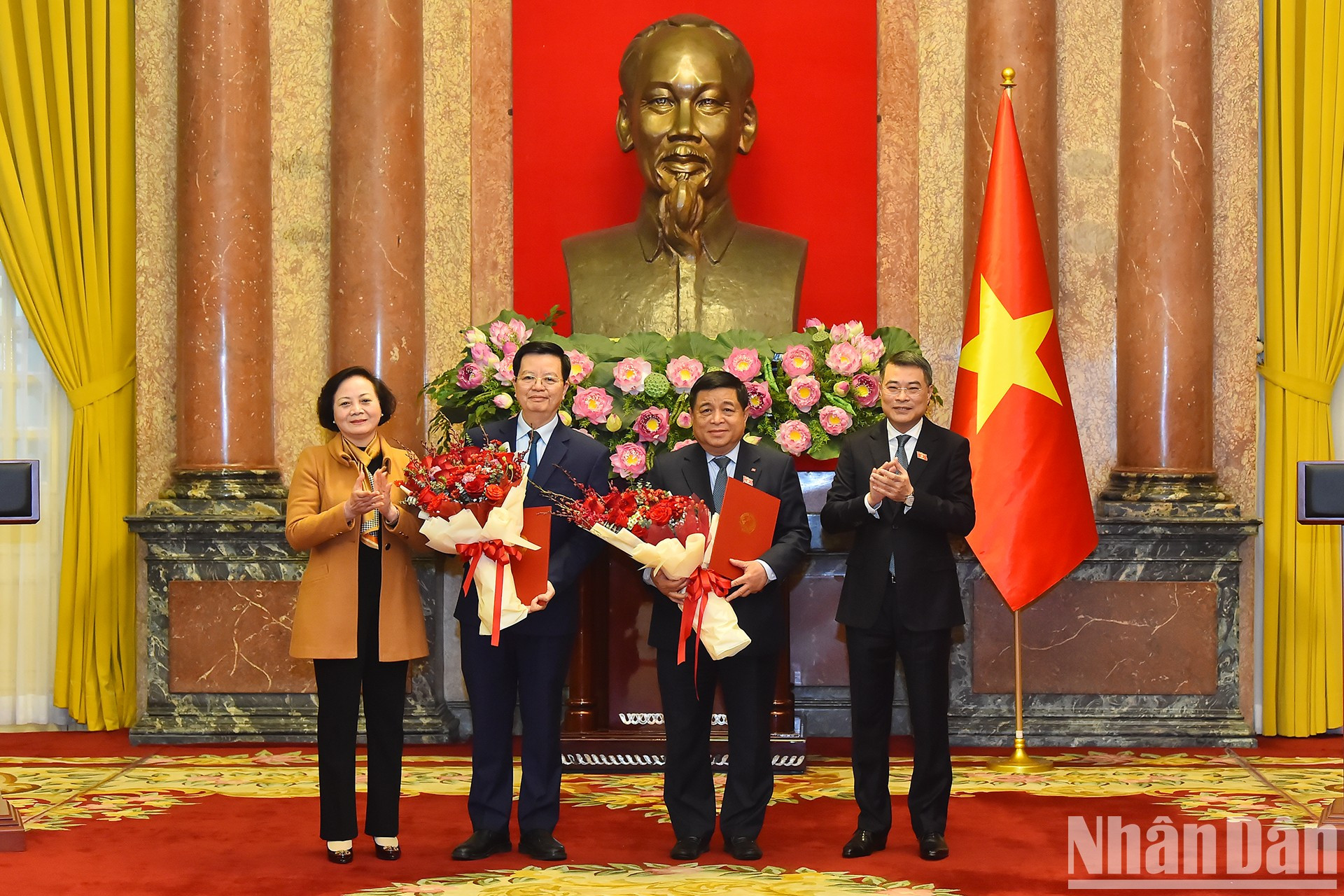 Los dos funcionarios reciben parabienes del jefe de la Comisión de Organización del Comité Central del Partido, Le Minh Hung, y de la ministra del Interior, Pham Thi Thanh Tra. Los dos funcionarios reciben parabienes del jefe de la Comisión de Organización del Comité Central del Partido, Le Minh Hung, y de la ministra del Interior, Pham Thi Thanh Tra.