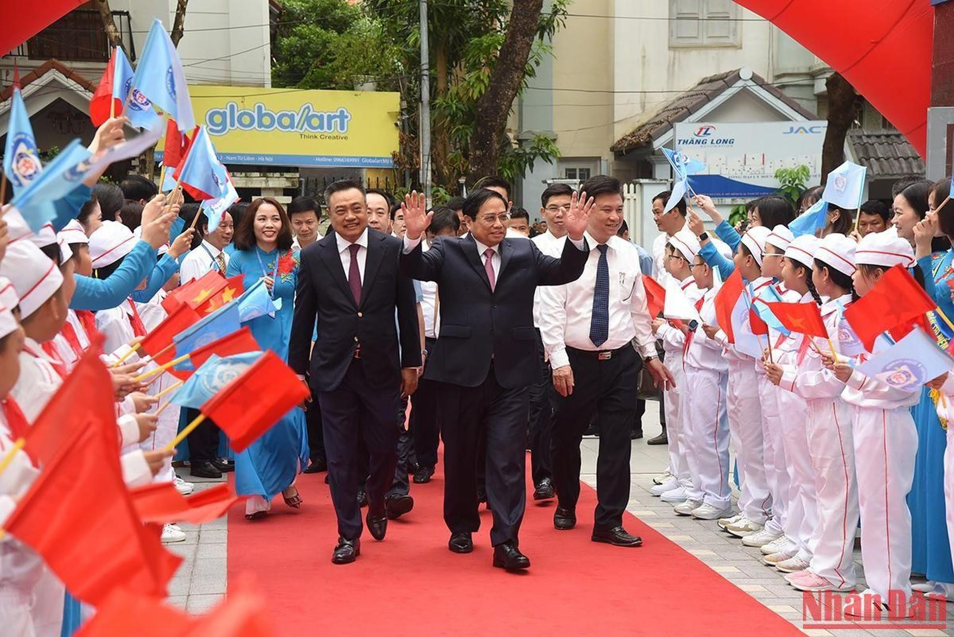 Se trata del cuarto centro docente que visita el jefe de Gobierno con motivo de este año académico. Se trata del cuarto centro docente que visita el jefe de Gobierno con motivo de este año académico.