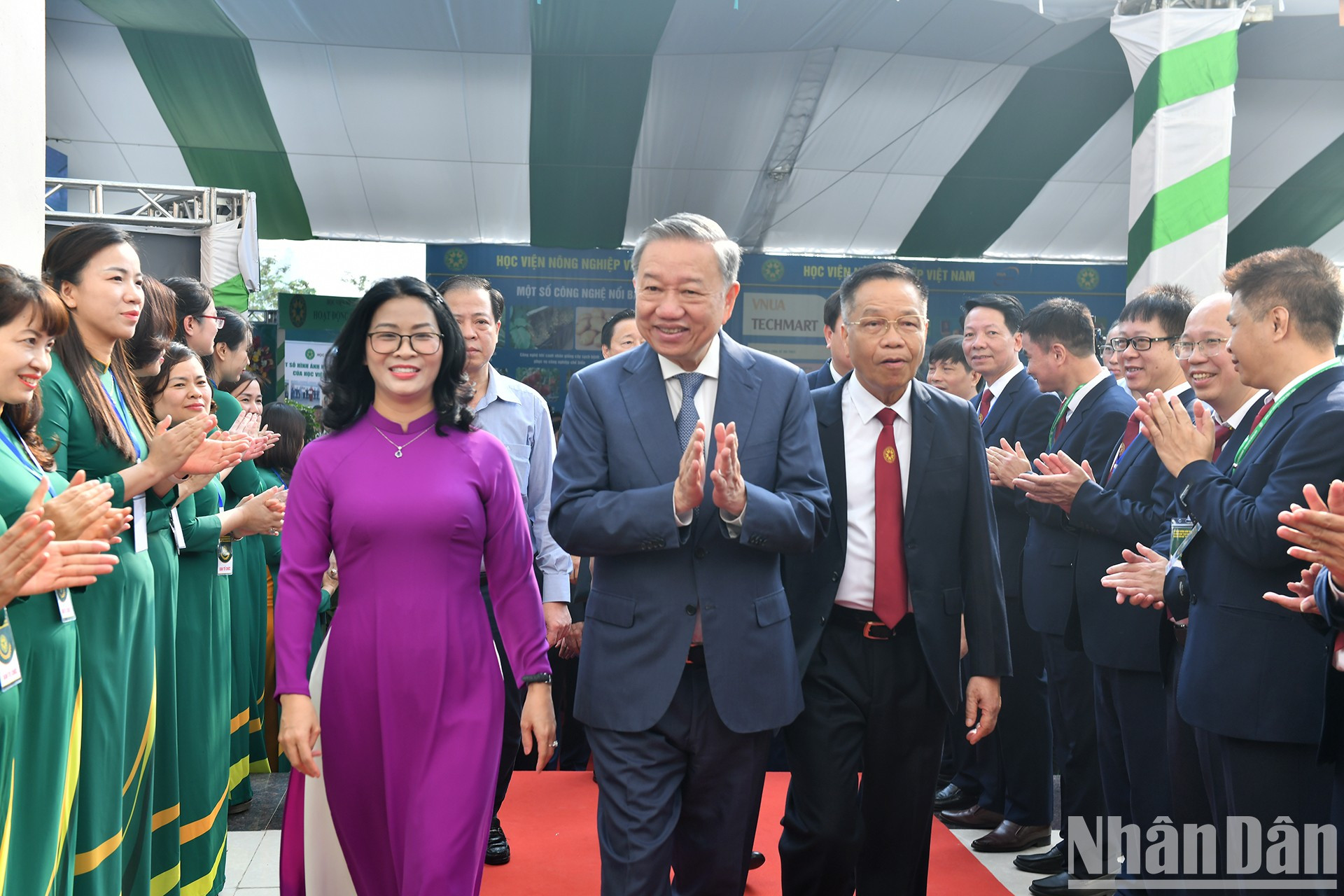 El máximo dirigente del país llega al acto, efectuado en Hanói.
