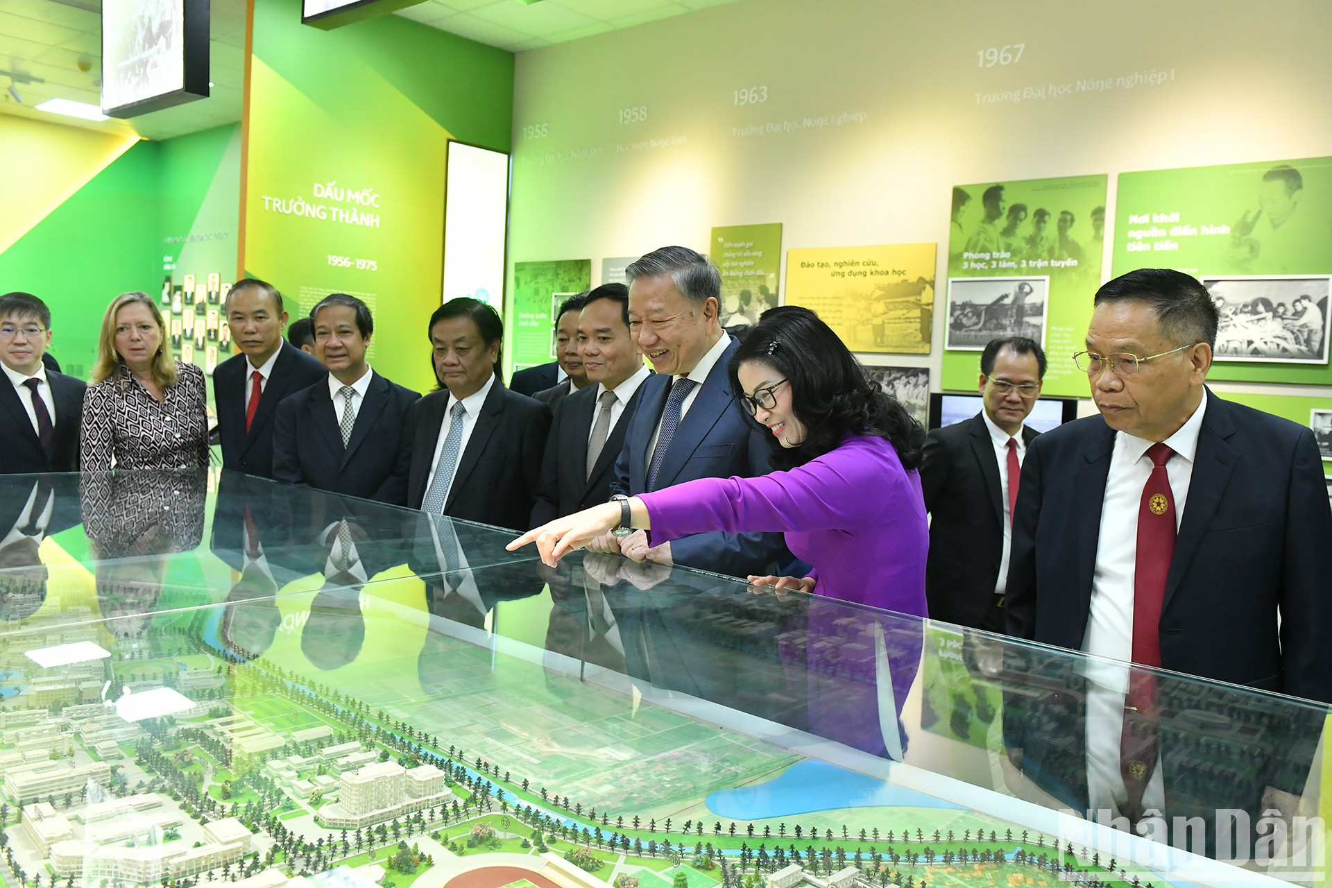 To Lam visita la sala memorial de la institución.