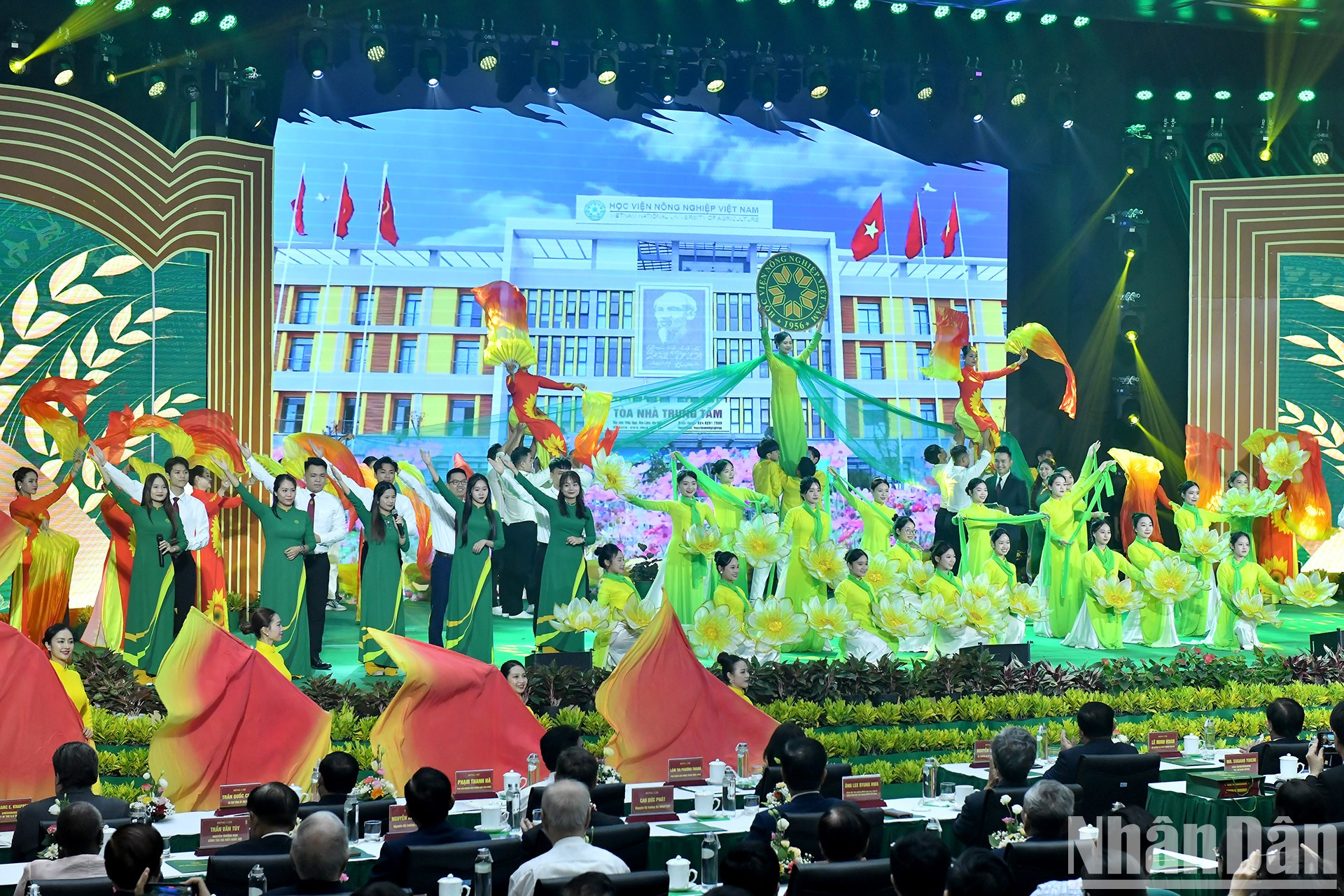 Una actuación artístico en el evento.