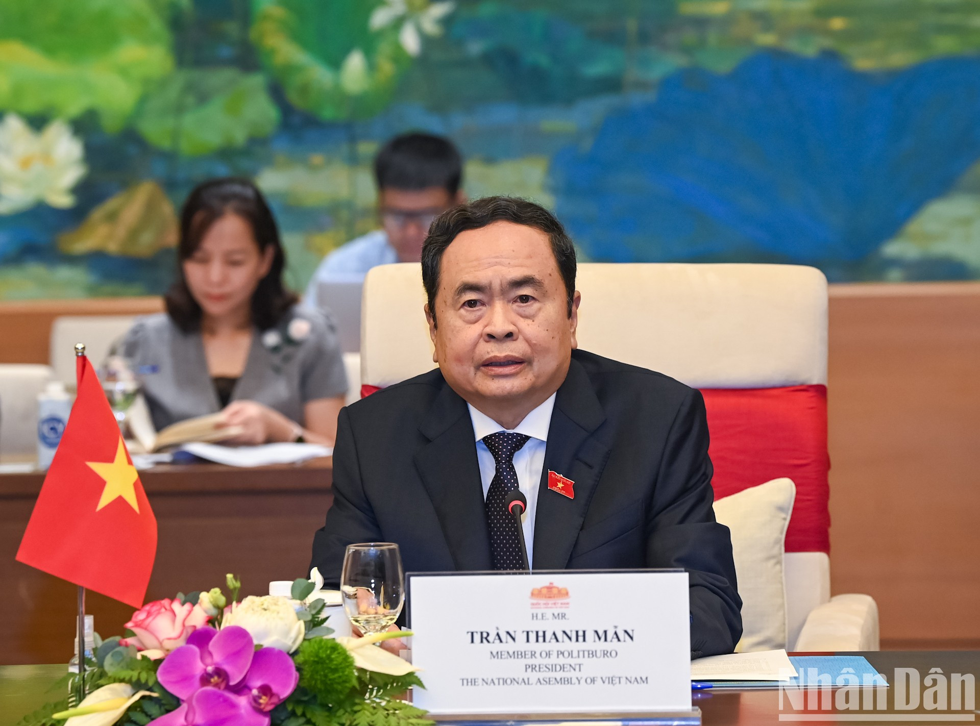 El jefe del Legislativo da palabras. El jefe del Legislativo da palabras.