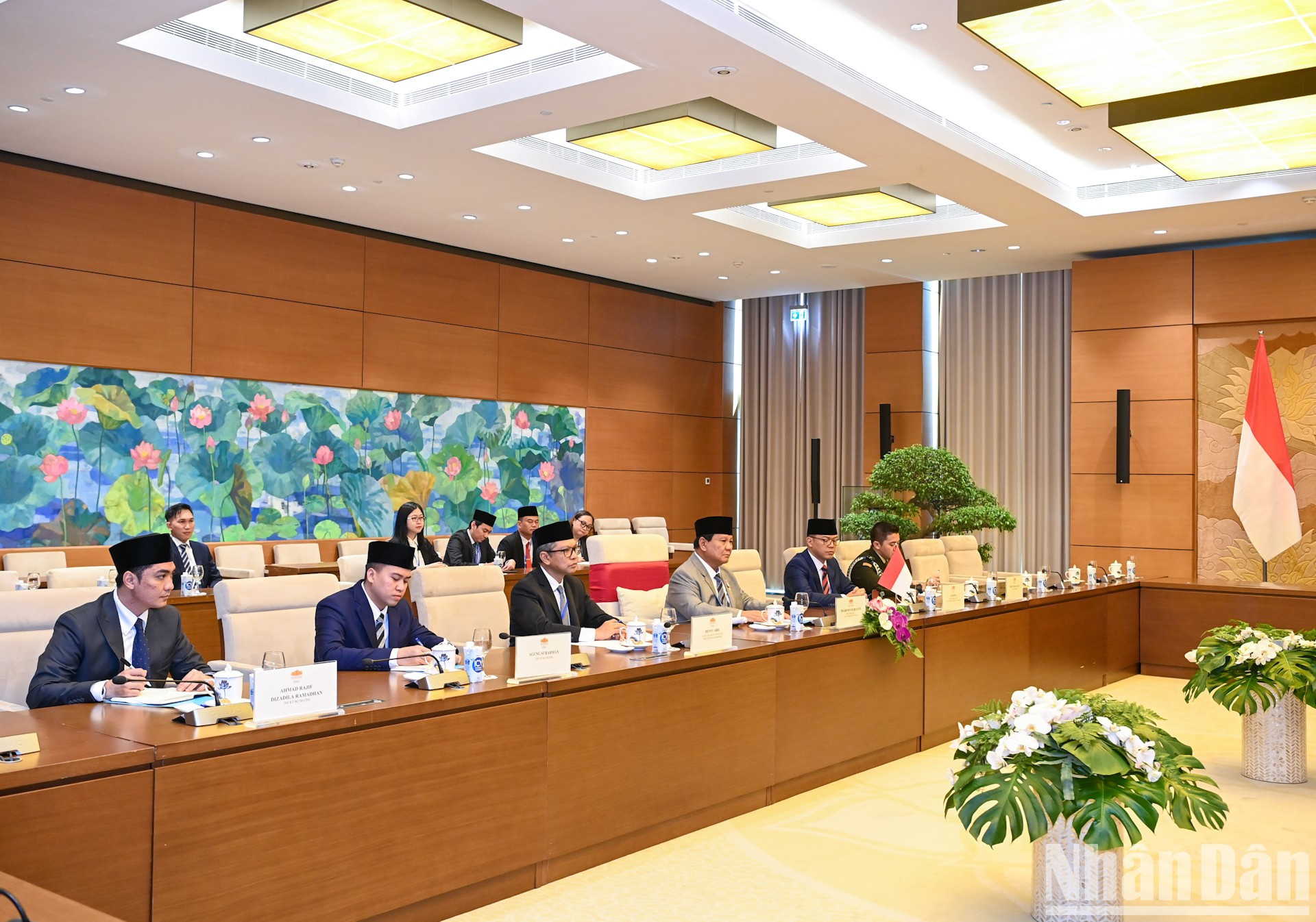 El dirigente indonesio y sus acompañantes. El dirigente indonesio y sus acompañantes.