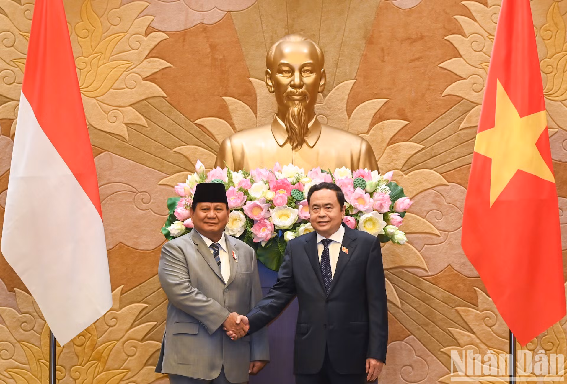 El titular de la Asamblea Nacional de Vietnam, Tran Thanh Man, y el presidente electo de Indonesia, Prabowo Subianto.