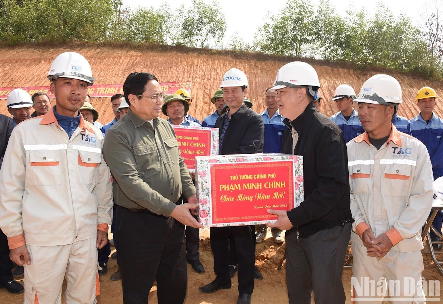 Entrega de obsequios con motivo del Tet a los trabajadores in situ. Entrega de obsequios con motivo del Tet a los trabajadores in situ.