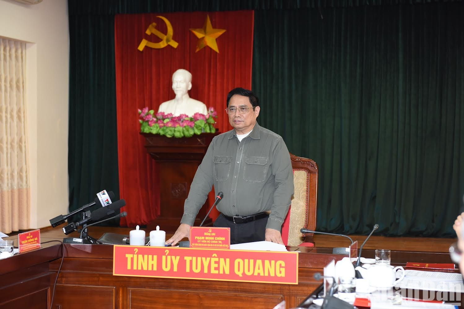 Escena de la sesión de trabajo efectuada esta tarde en Tuyen Quang entre el jefe de Gobierno y autoridades de las dos provincias. Escena de la sesión de trabajo efectuada esta tarde en Tuyen Quang entre el jefe de Gobierno y autoridades de las dos provincias.