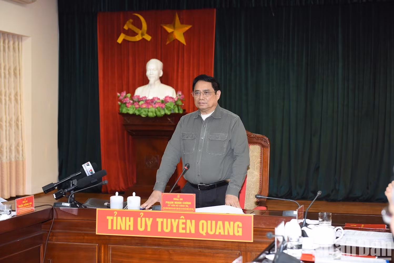 Escena de la sesión de trabajo efectuada esta tarde en Tuyen Quang entre el jefe de Gobierno y autoridades de las dos provincias.