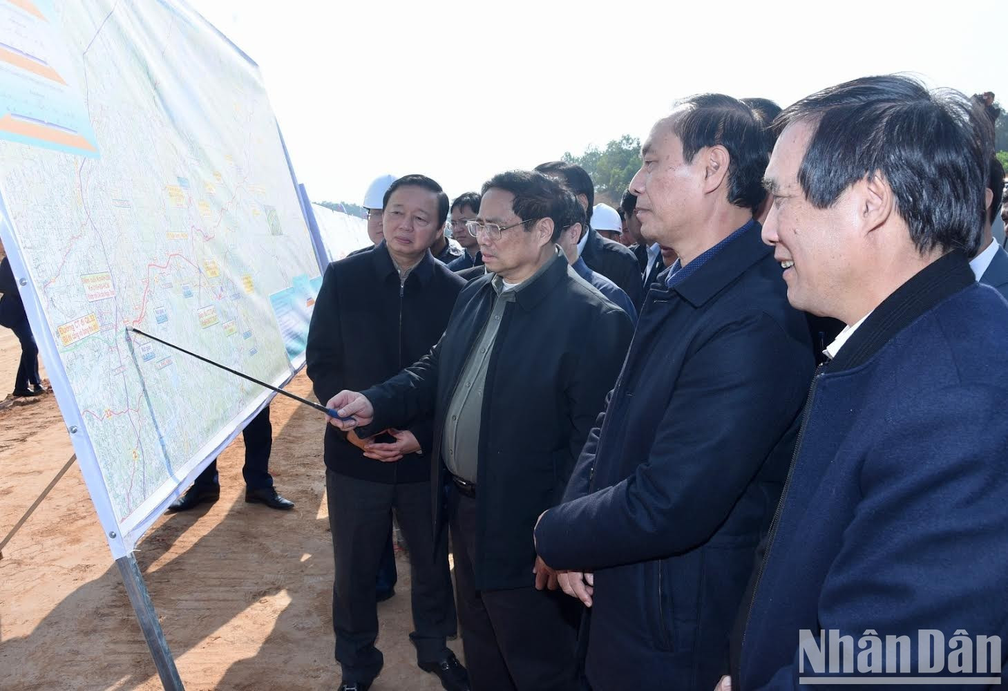 El premier revisa el cronograma del proyecto. El premier revisa el cronograma del proyecto.