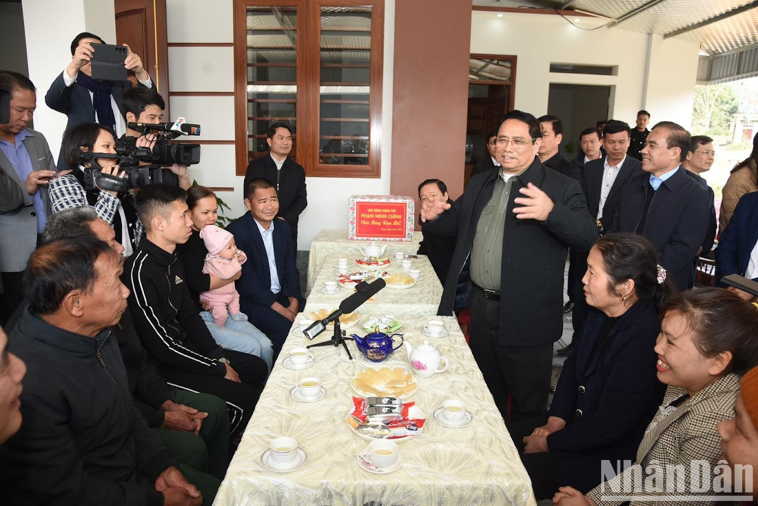 La delegación pasa también por la zona de reasentamiento al servicio de dicho proyecto. La delegación pasa también por la zona de reasentamiento al servicio de dicho proyecto.