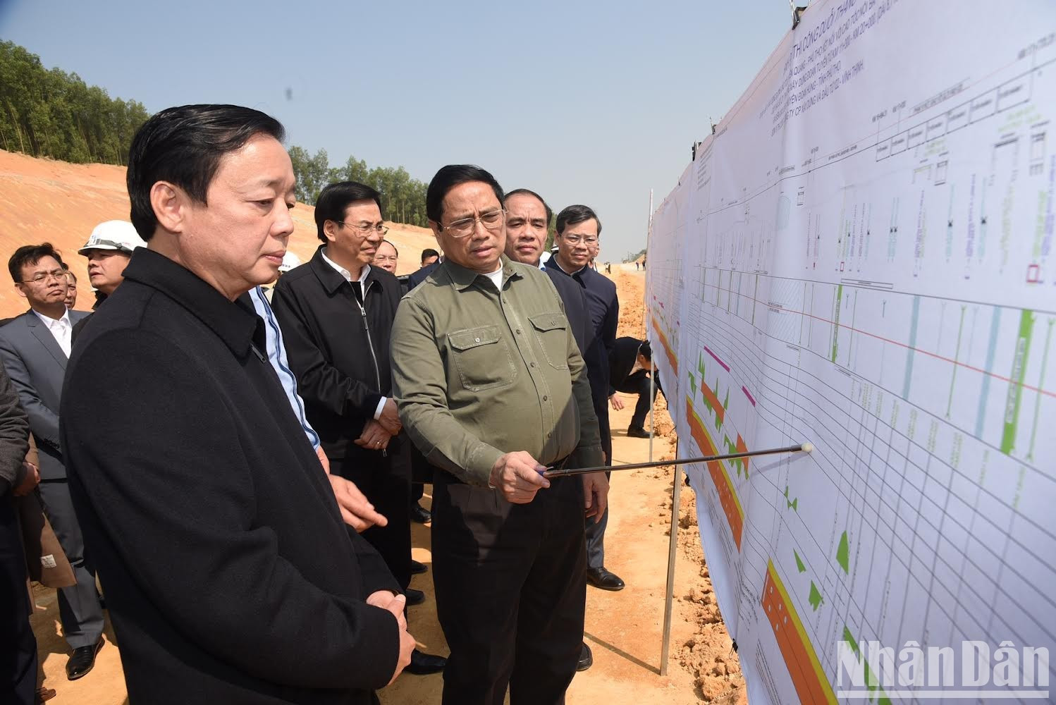 El premier visita el tramo de la autopista en la provincia de Tuyen Quang. El premier visita el tramo de la autopista en la provincia de Tuyen Quang.