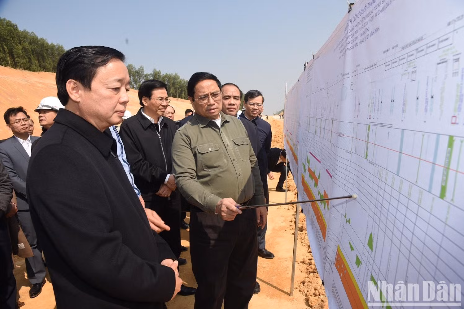 El premier visita el tramo de la autopista en la provincia de Tuyen Quang.