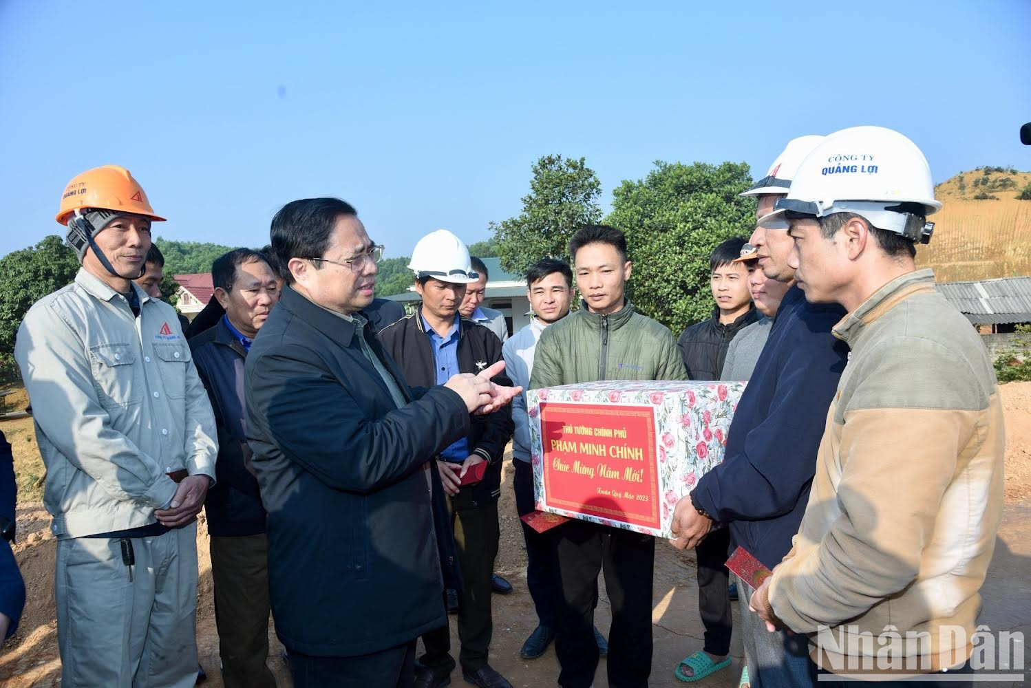 El dirigente entrega regalos y extiende sus mejores deseos por el actual festival del Año Nuevo Lunar (Tet) a obreros en el sitio. El dirigente entrega regalos y extiende sus mejores deseos por el actual festival del Año Nuevo Lunar (Tet) a obreros en el sitio.