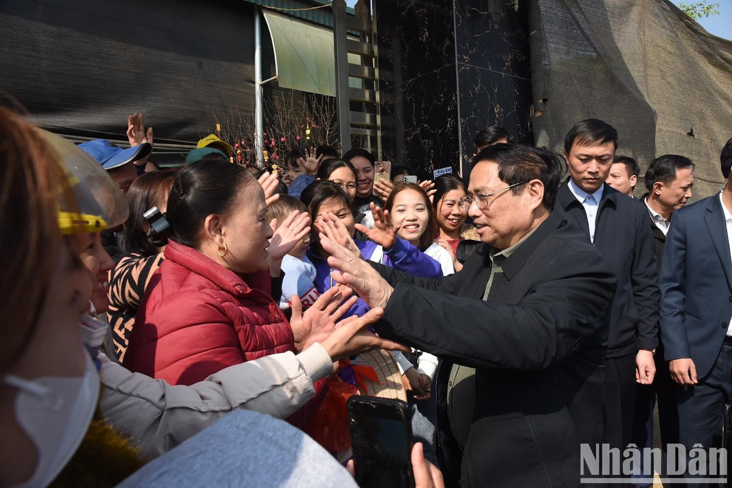 El dirigente se reúne con residentes en el área. El dirigente se reúne con residentes en el área.
