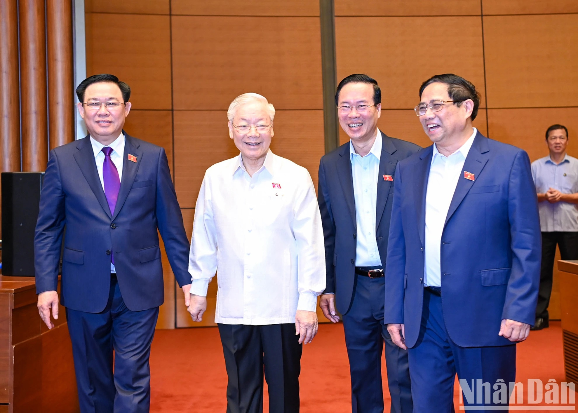 El máximo dirigente partidista, junto al presidente del país, Vo Van Thuong (segundo desde la derecha), el presidente de la Asamblea Nacional, Vuong Dinh Hue (primero desde la izquierda), y el primer ministro, Pham Minh Chinh. El máximo dirigente partidista, junto al presidente del país, Vo Van Thuong (segundo desde la derecha), el presidente de la Asamblea Nacional, Vuong Dinh Hue (primero desde la izquierda), y el primer ministro, Pham Minh Chinh.