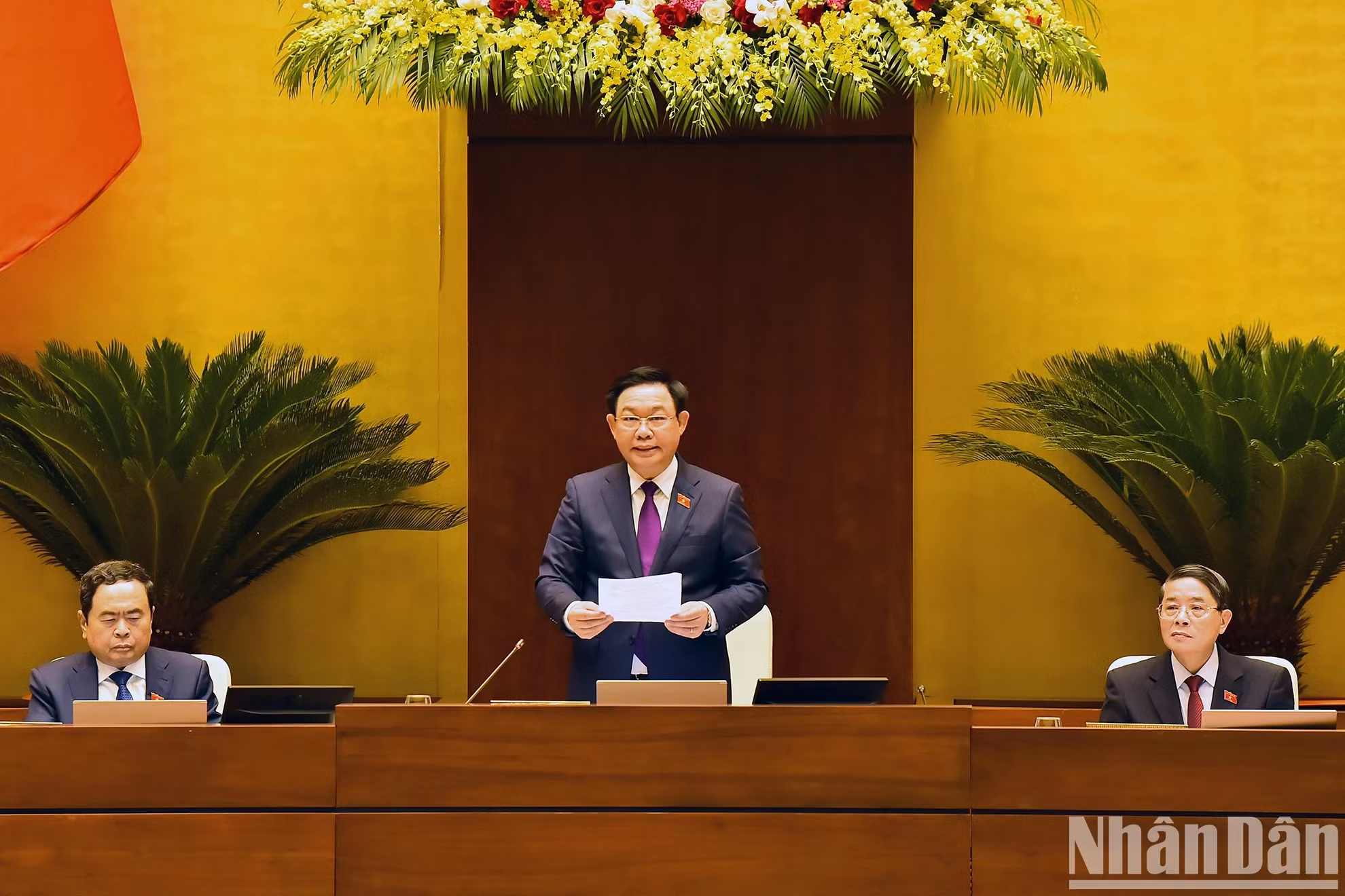 El presidente de la Asamblea Nacional, Vuong Dinh Hue, interviene en la cita.