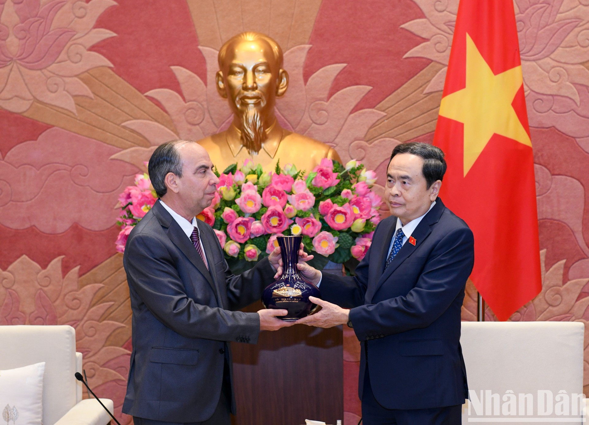 El jefe del Legislativo entrega un regalo de recuerdo al diplomático cubano. El jefe del Legislativo entrega un regalo de recuerdo al diplomático cubano.
