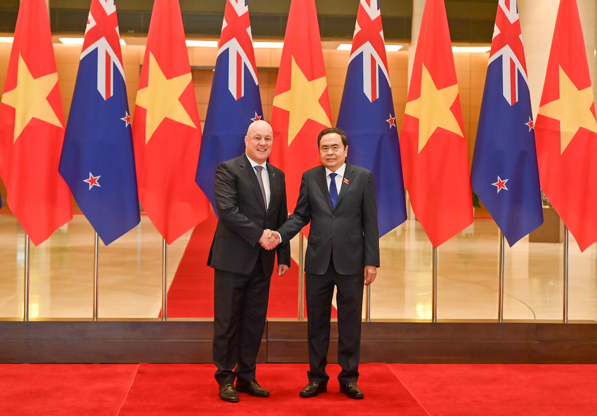 El presidente de la Asamblea Nacional de Vietnam, Tran Thanh Man, y el primer ministro de Nueva Zelanda, Christopher Luxon. El presidente de la Asamblea Nacional de Vietnam, Tran Thanh Man, y el primer ministro de Nueva Zelanda, Christopher Luxon.