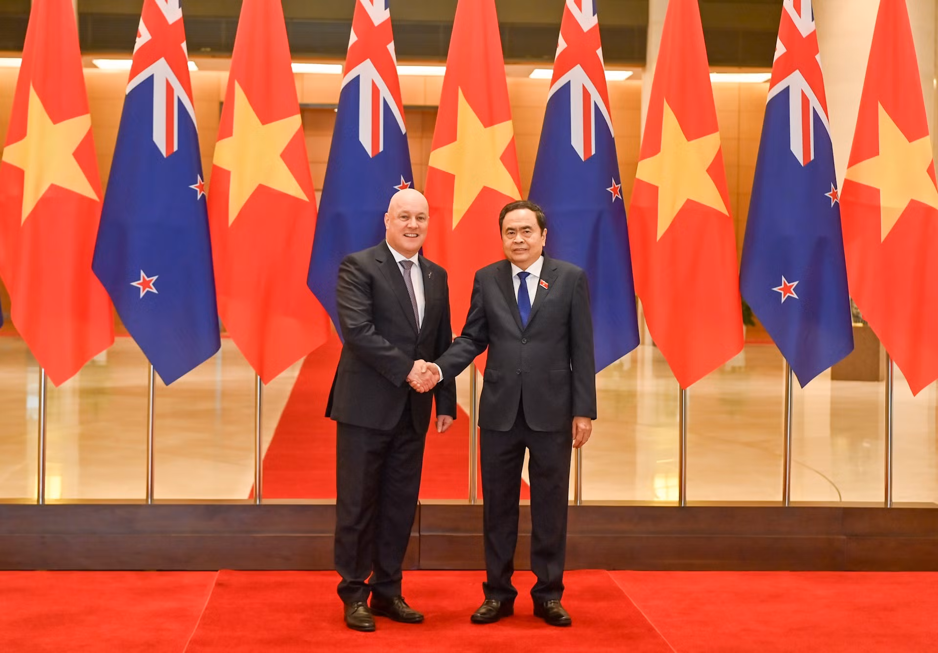 El presidente de la Asamblea Nacional de Vietnam, Tran Thanh Man, y el primer ministro de Nueva Zelanda, Christopher Luxon. El presidente de la Asamblea Nacional de Vietnam, Tran Thanh Man, y el primer ministro de Nueva Zelanda, Christopher Luxon.