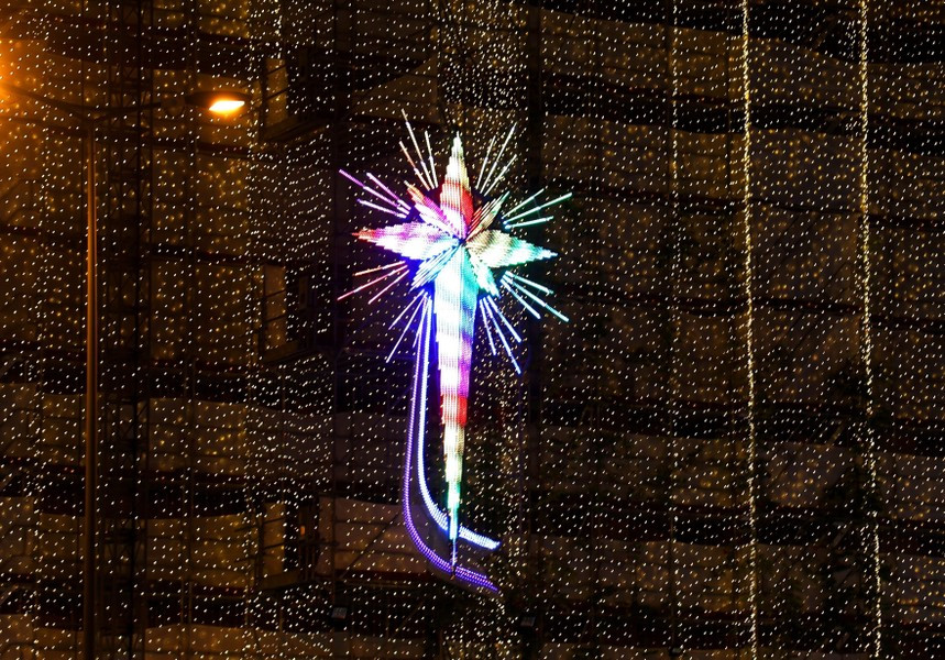 La estrella de Belén está montada entre dos campanarios de catedral con luces de colores. La estrella de Belén está montada entre dos campanarios de catedral con luces de colores.