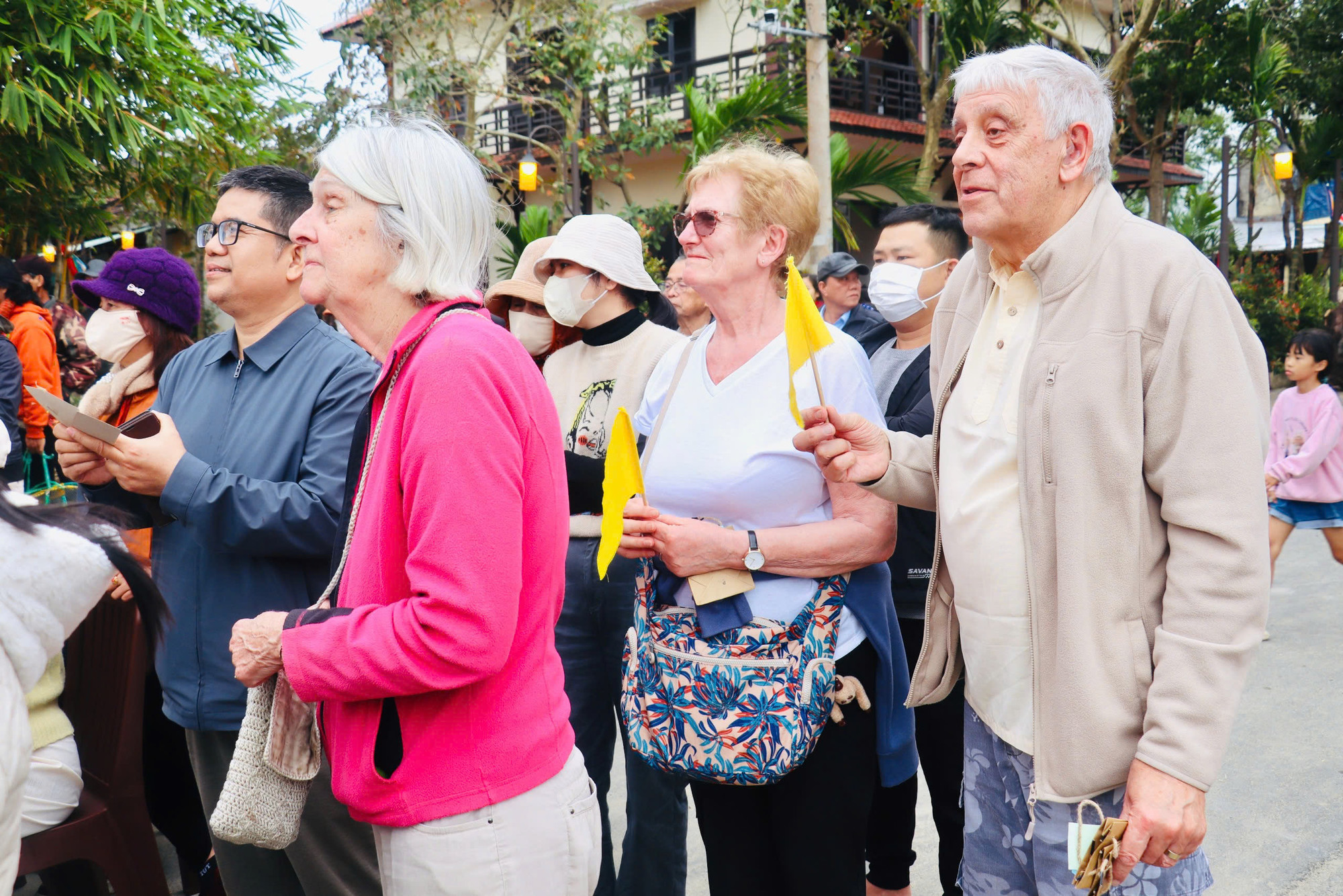 Las demostraciones de artesanía de Kim Bong suscitan gran interés entre los turistas extranjeros.