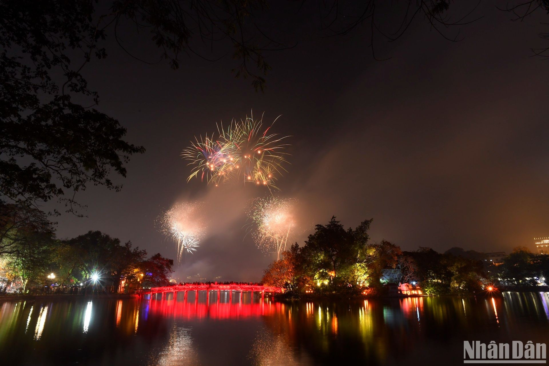 Espectáculos pirotécnicos vistos desde el lago Hoan Kiem, en Hanói.