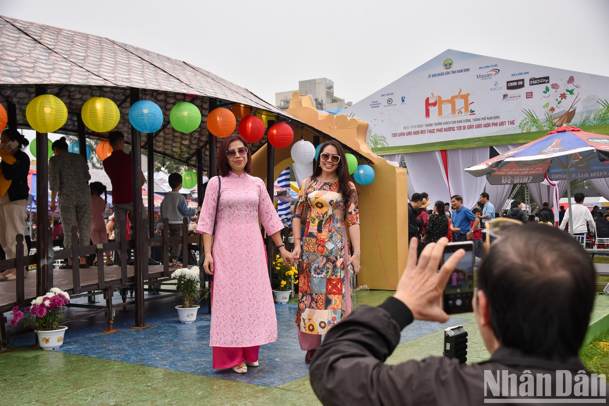 Con espacios estéticamente diseñados, la cita gastronómica también es un lugar de encuentro para los amigos. Con espacios estéticamente diseñados, la cita gastronómica también es un lugar de encuentro para los amigos.