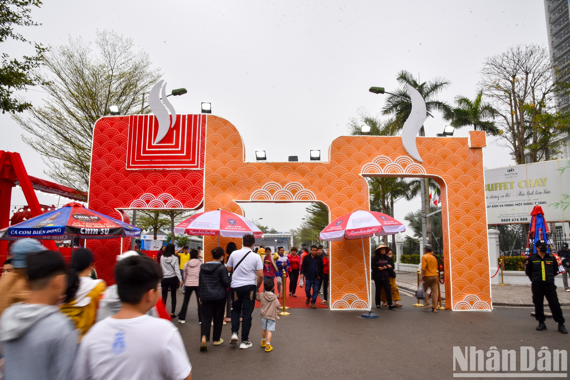 La gente viene desde temprano para saborear el “pho” preparado a diferentes estilos. La gente viene desde temprano para saborear el “pho” preparado a diferentes estilos.