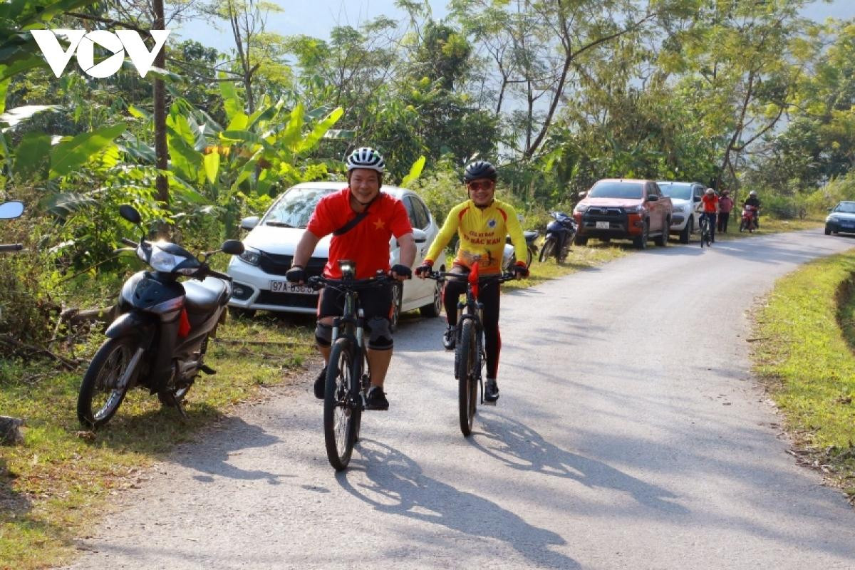 Otras actividades incluyen experimentar bailes y cantos de las etnias autóctonas, y conquistar la cima de Don Den en bicicleta. Otras actividades incluyen experimentar bailes y cantos de las etnias autóctonas, y conquistar la cima de Don Den en bicicleta.