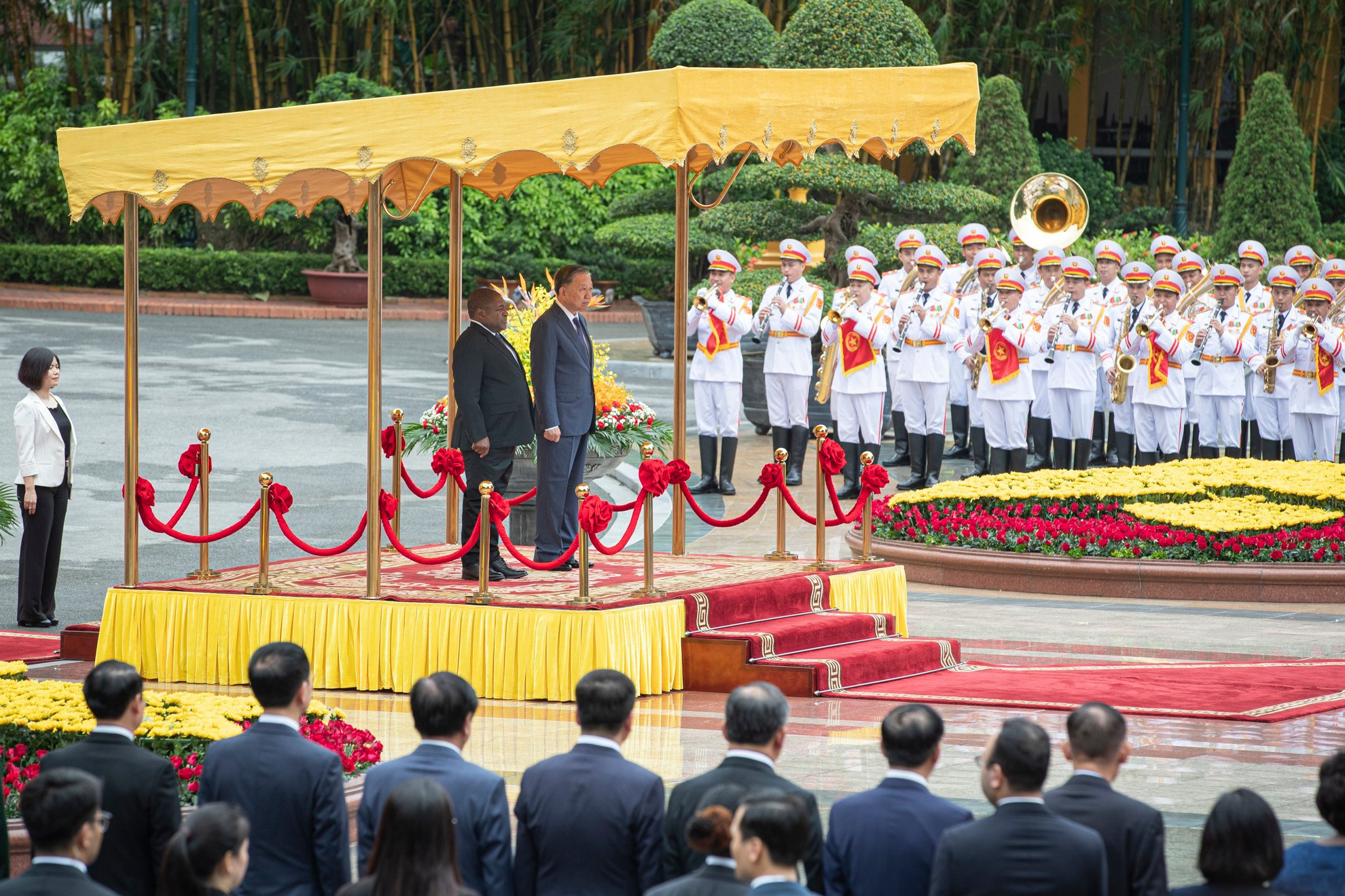 Los dos dirigentes en el podio de honor. Los dos dirigentes en el podio de honor.