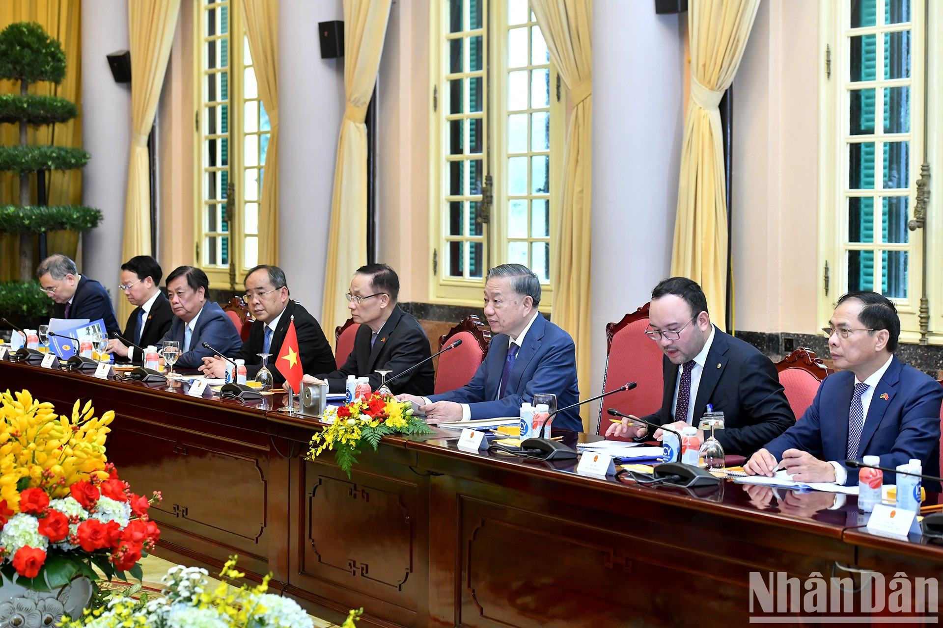 To Lam y representantes del país indochino. To Lam y representantes del país indochino.