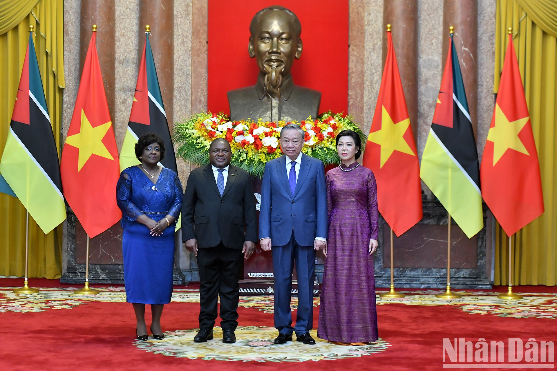 El máximo dirigente de Vietnam y su cónyuge posan junto al presidente mozambiqueño y su cónyuge. El máximo dirigente de Vietnam y su cónyuge posan junto al presidente mozambiqueño y su cónyuge.