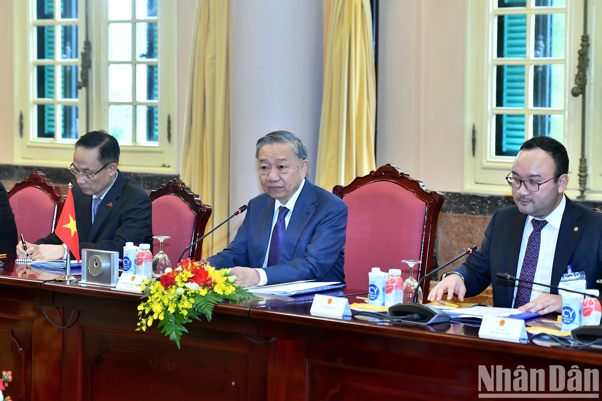 El secretario general del Partido y presidente To Lam interviene en la reunión. El secretario general del Partido y presidente To Lam interviene en la reunión.