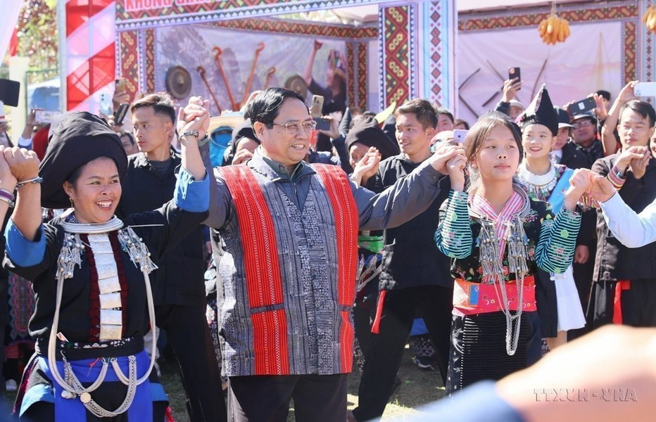 El primer ministro Pham Minh Chinh baila con personas de grupos étnicos durante el Festival de Gran Unidad Nacional en la comuna de Sa De Phin, distrito de Sin Ho, provincia de Lai Chau, el 18 de noviembre de 2023. El primer ministro Pham Minh Chinh baila con personas de grupos étnicos durante el Festival de Gran Unidad Nacional en la comuna de Sa De Phin, distrito de Sin Ho, provincia de Lai Chau, el 18 de noviembre de 2023.