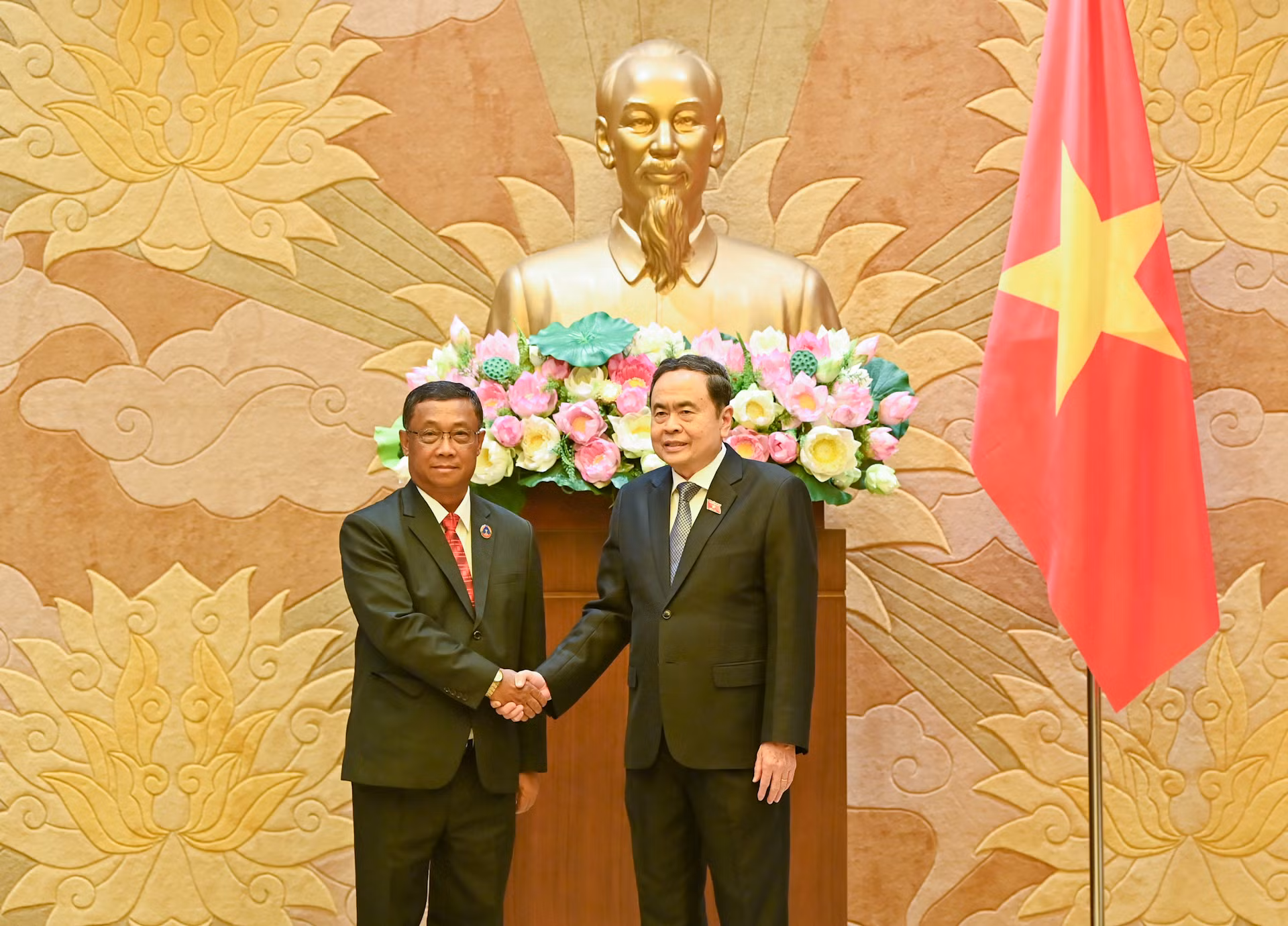 [Foto] Dirigente parlamentario de Vietnam recibe a subjefe del Legislativo laosiano