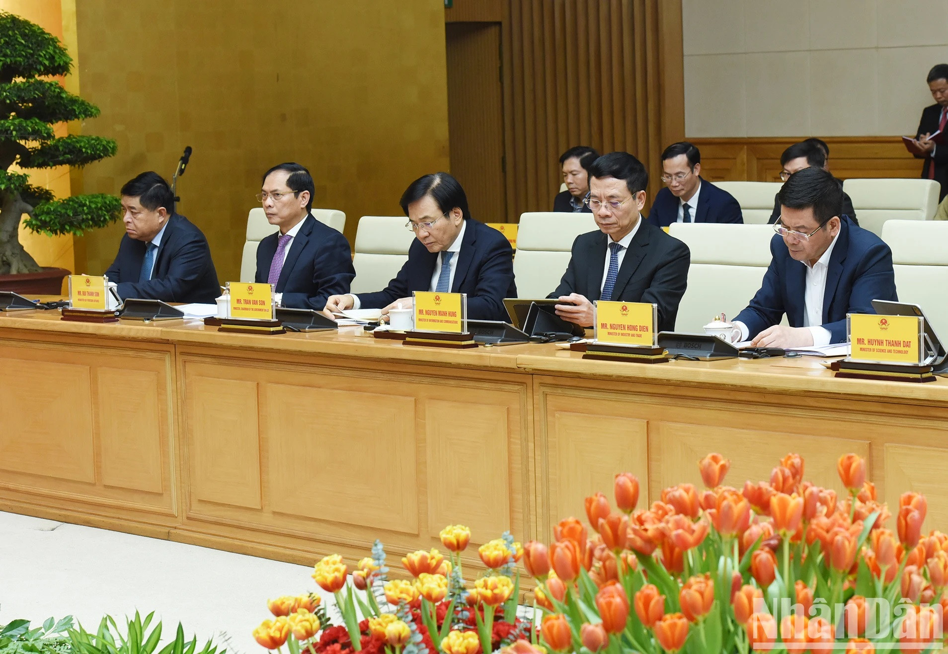 Representantes de ministerios y sectores de Vietnam.