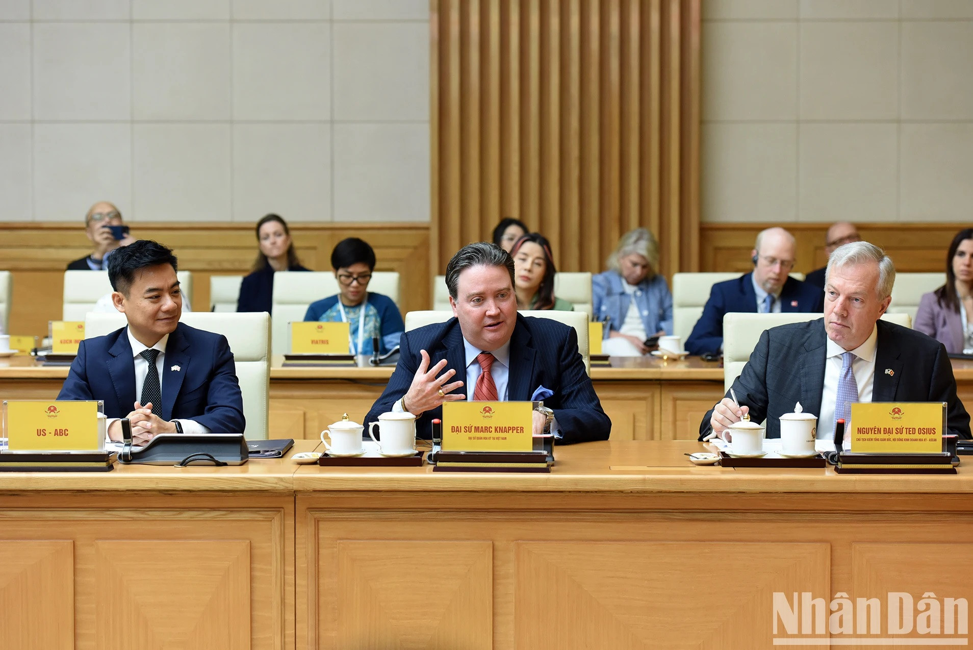 El embajador de Estados Unidos en Vietnam, Marc Knapper, aporta opiniones.