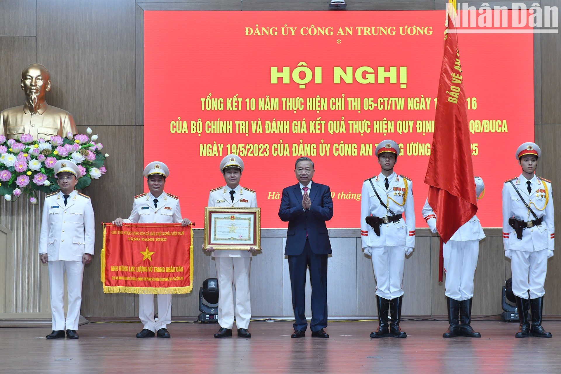 En representación del Partido y del Estado, el secretario general To Lam entrega el título “Héroe de las Fuerzas Armadas Populares” a la Agencia de Seguridad Cibernética y Prevención de Delitos de Alta Tecnología, adscrita al Ministerio de Seguridad Pública.