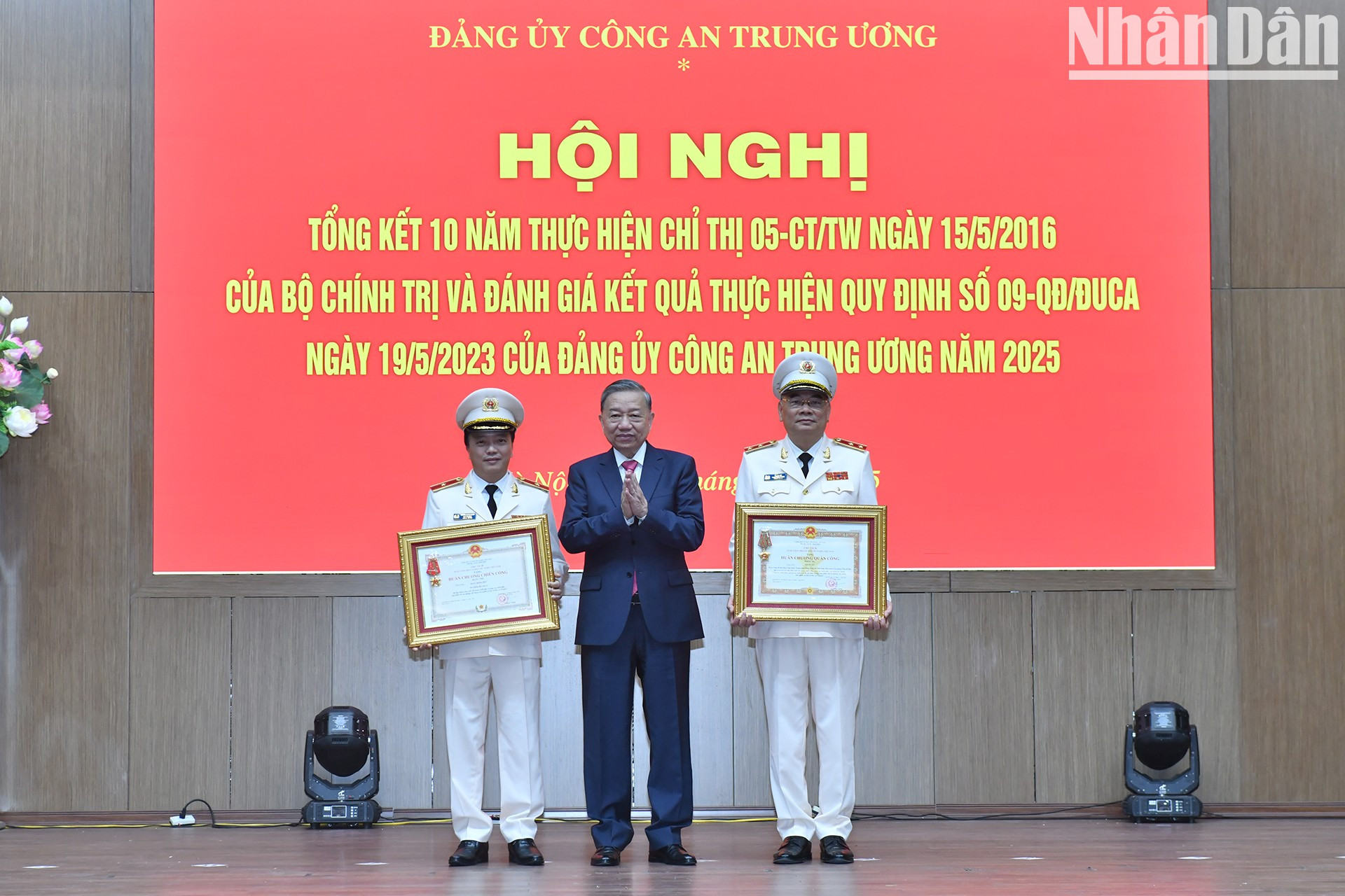 El líder partidista otorga la Orden de Mérito Militar de Tercera clase al general de división To An Xo y la Orden de Hazaña de Primera clase al general de brigada Dang Hong Duc.