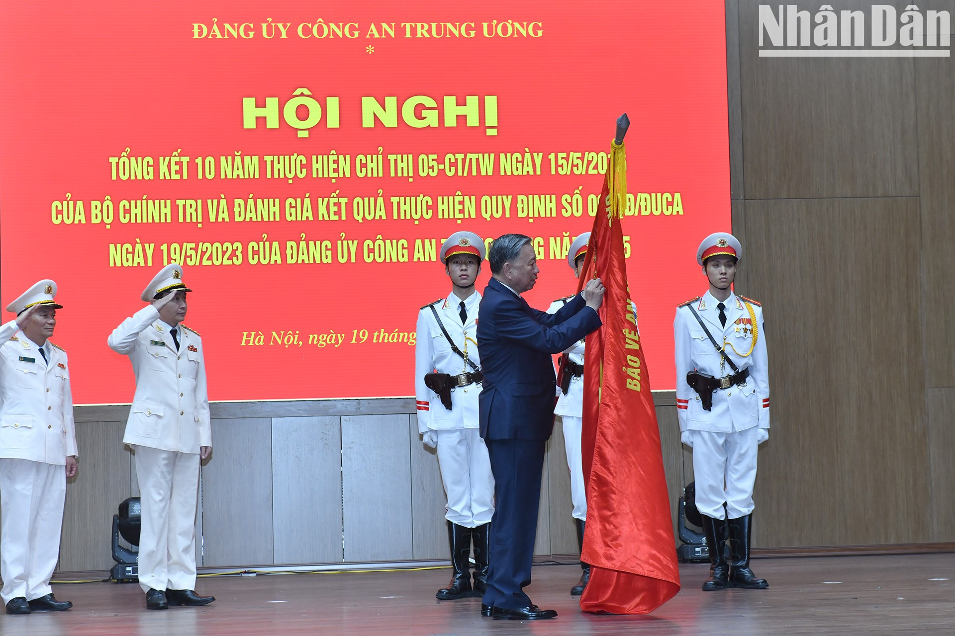 En representación del Partido y del Estado, el secretario general To Lam entrega el título “Héroe de las Fuerzas Armadas Populares” a la Agencia de Seguridad Cibernética y Prevención de Delitos de Alta Tecnología, adscrita al Ministerio de Seguridad Pública.