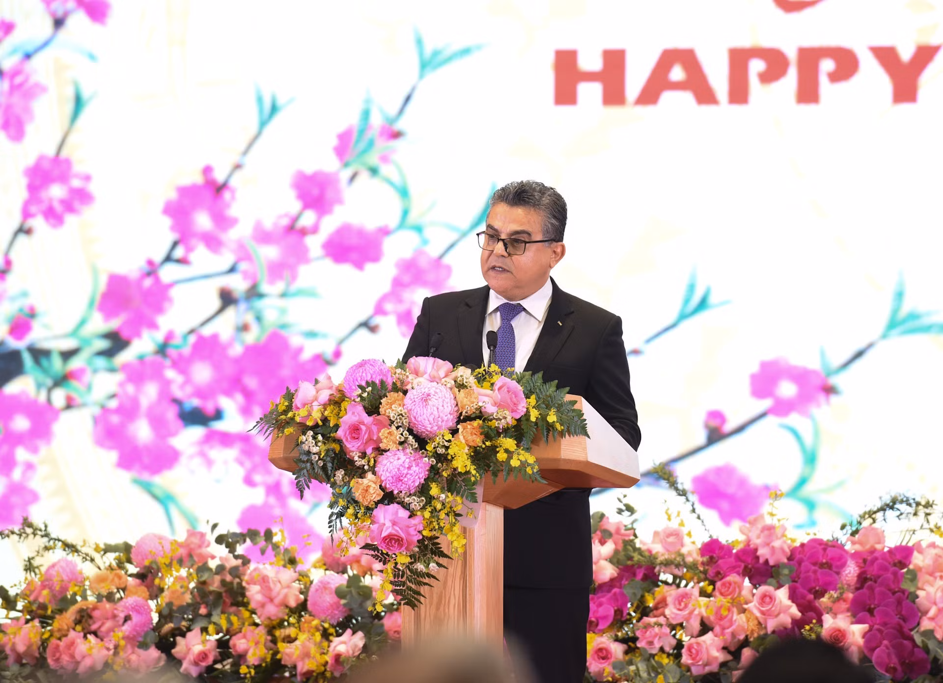 El embajador de Palestina en Vietnam, Saadi Salama, decano del Cuerpo Diplomático acreditado en el país, interviene en la recepción. El embajador de Palestina en Vietnam, Saadi Salama, decano del Cuerpo Diplomático acreditado en el país, interviene en la recepción.