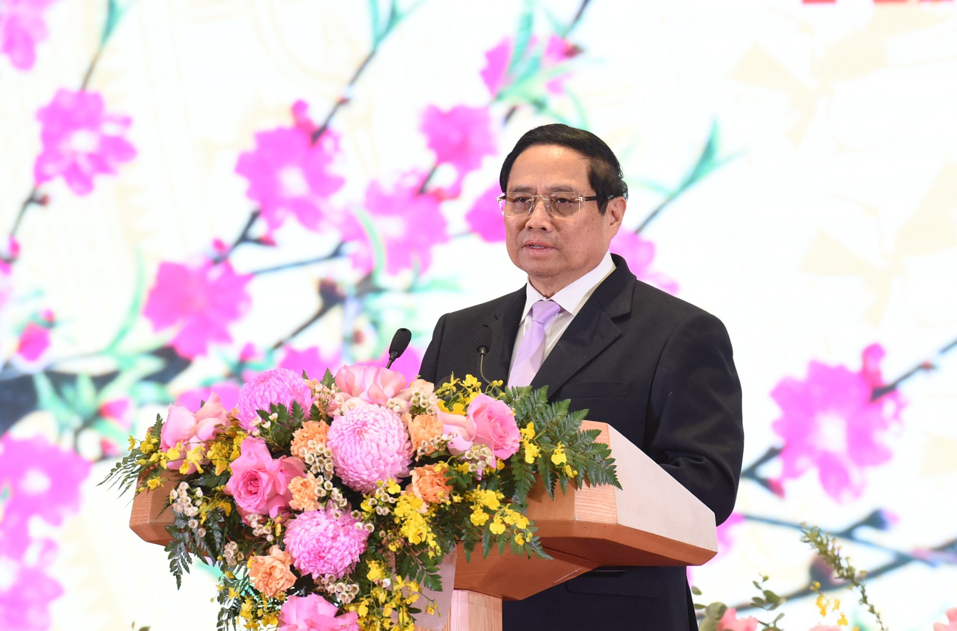 El premier Pham Minh Chinh extiende a los invitados sus felicitaciones por el Año Nuevo Lunar.