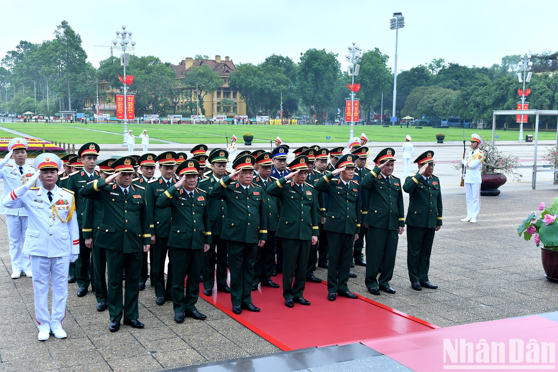 Los delegados de la Comisión Militar Central y del Ministerio de Defensa rinden homenaje al Presidente Ho Chi Minh.