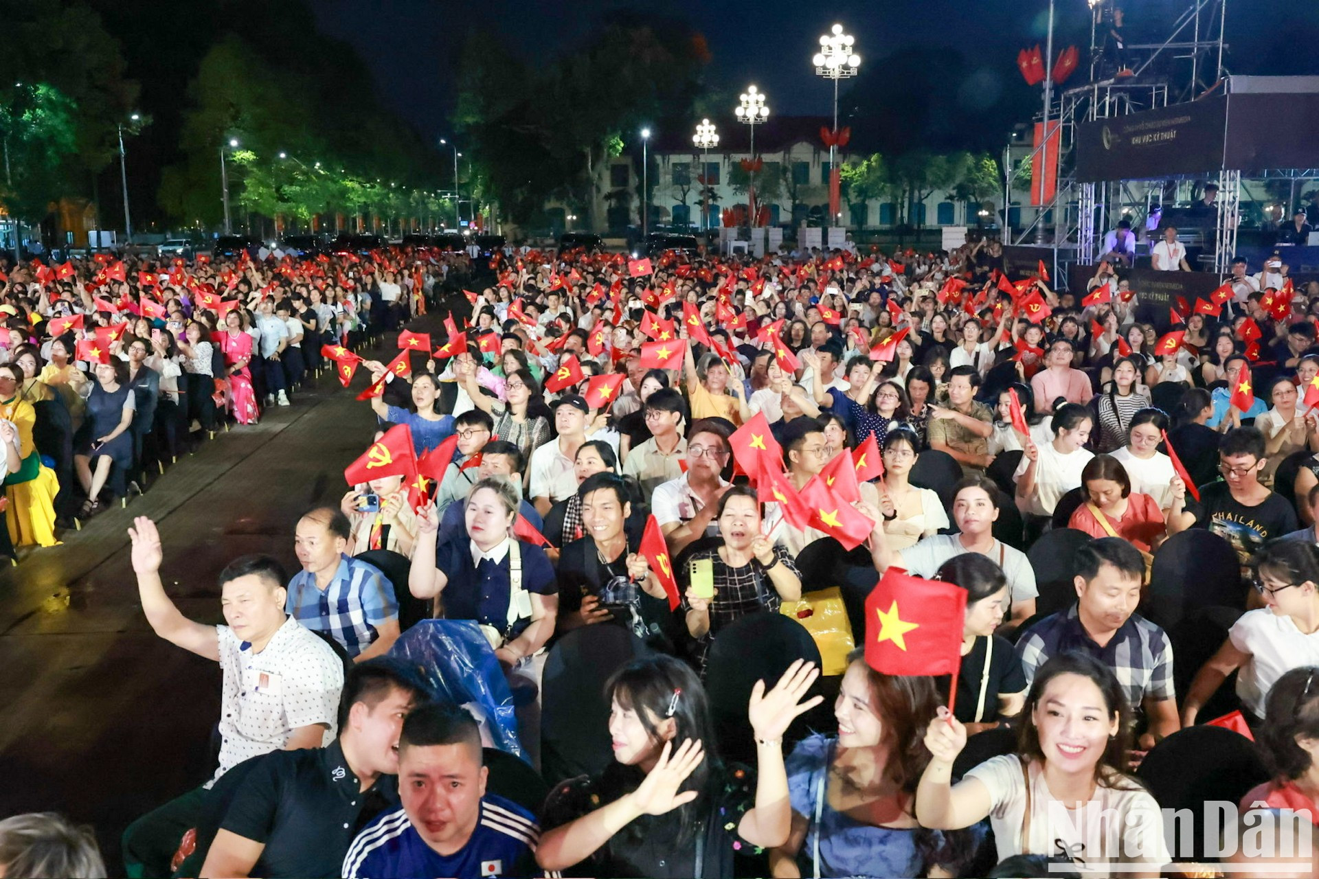 El evento tiene lugar en la plaza de Ba Dinh con numerosos espectadores capitalinos.